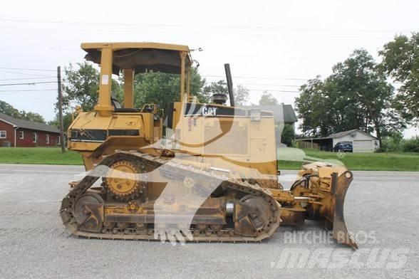 CAT D5M XL بلدوزرات مجنزرة
