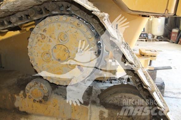 CAT D6N LGP بلدوزرات مجنزرة
