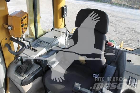 CAT D6N XL بلدوزرات مجنزرة