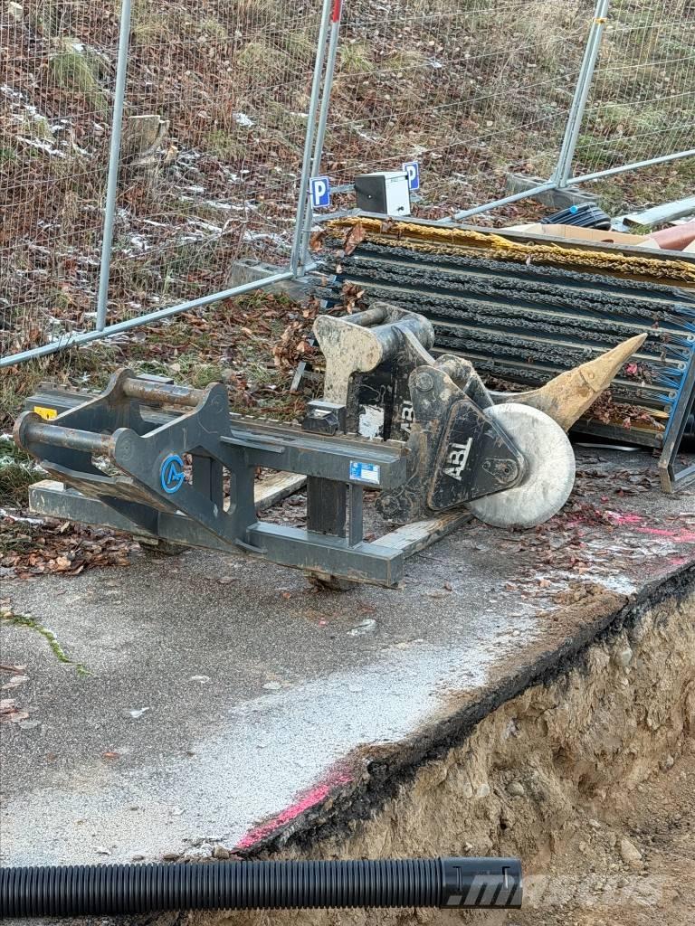 CAT M318 حفارات بعجل