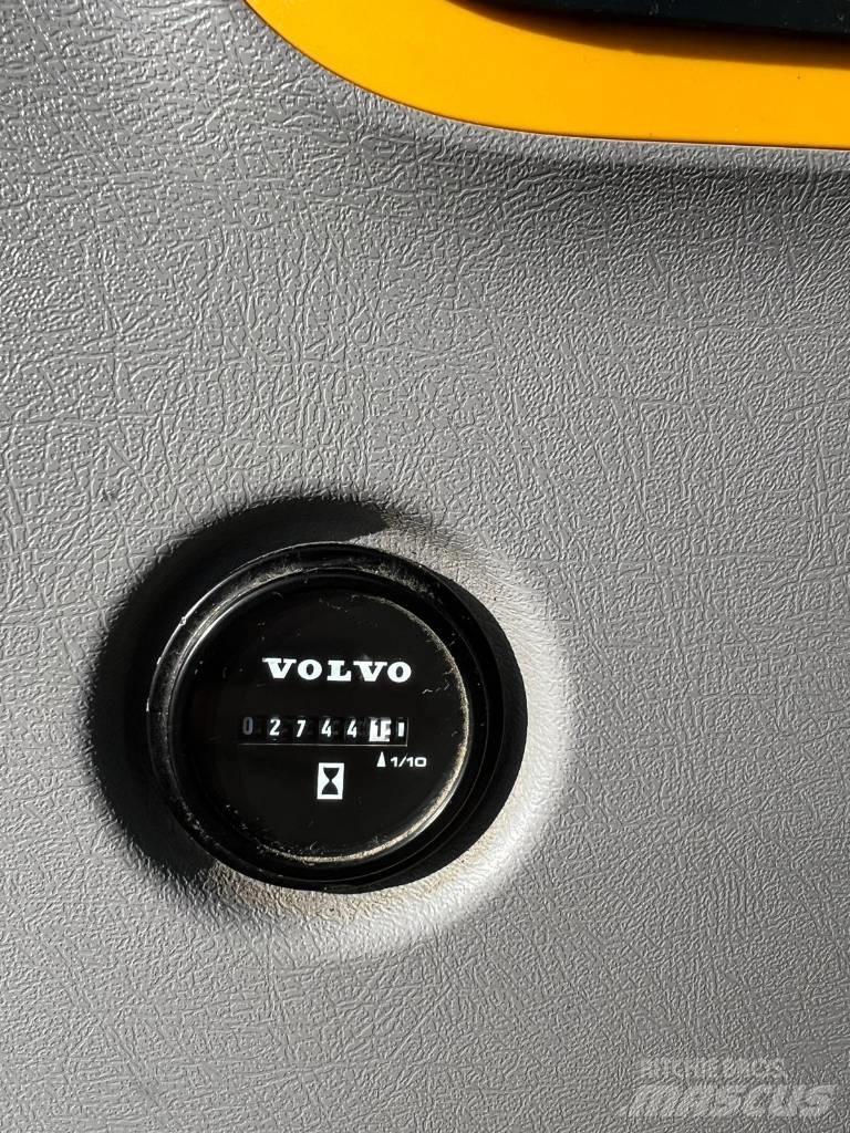 Volvo ECR 58 D حفارات وسط 7 طن - 12 طن