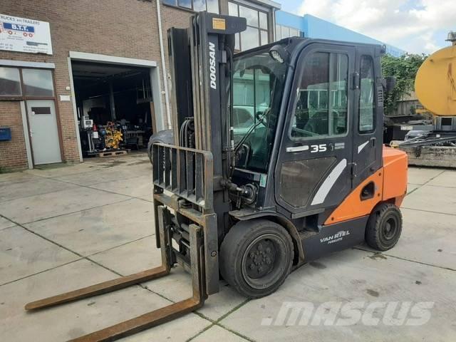 Doosan D 35 C-7 شاحنات الديزل