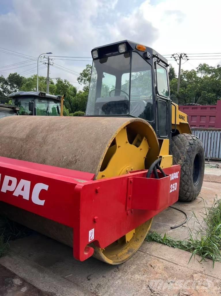 Dynapac CA 25 D مداحل أحادية الأسطوانة
