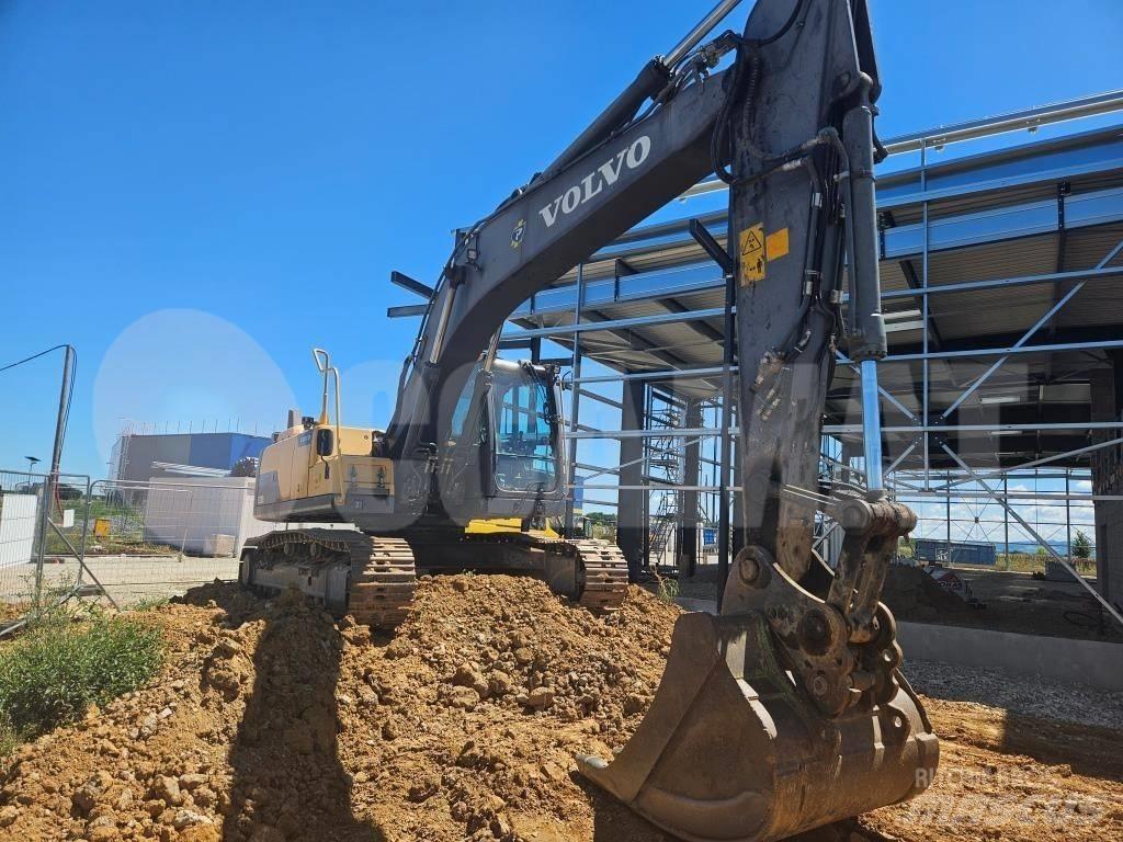 Volvo EC 220 DL حفارات زحافة