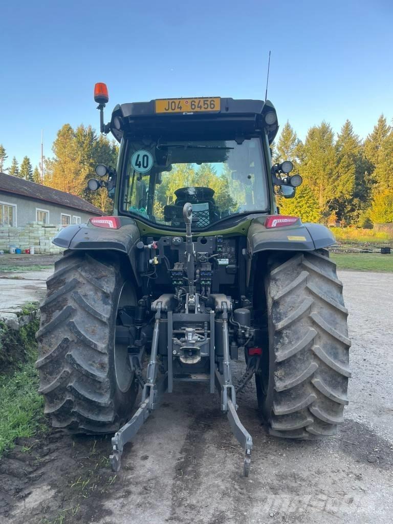 Valtra G 135 الجرارات