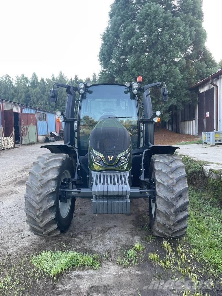 Valtra G 135 الجرارات