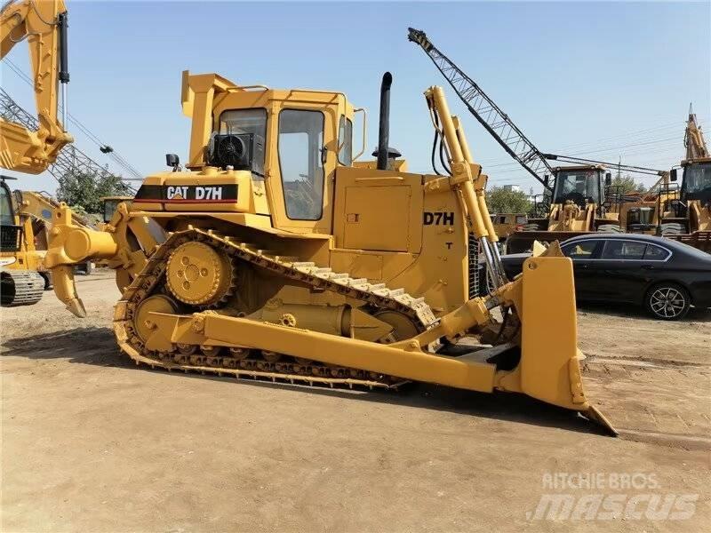 CAT D 7 H بلدوزرات مجنزرة