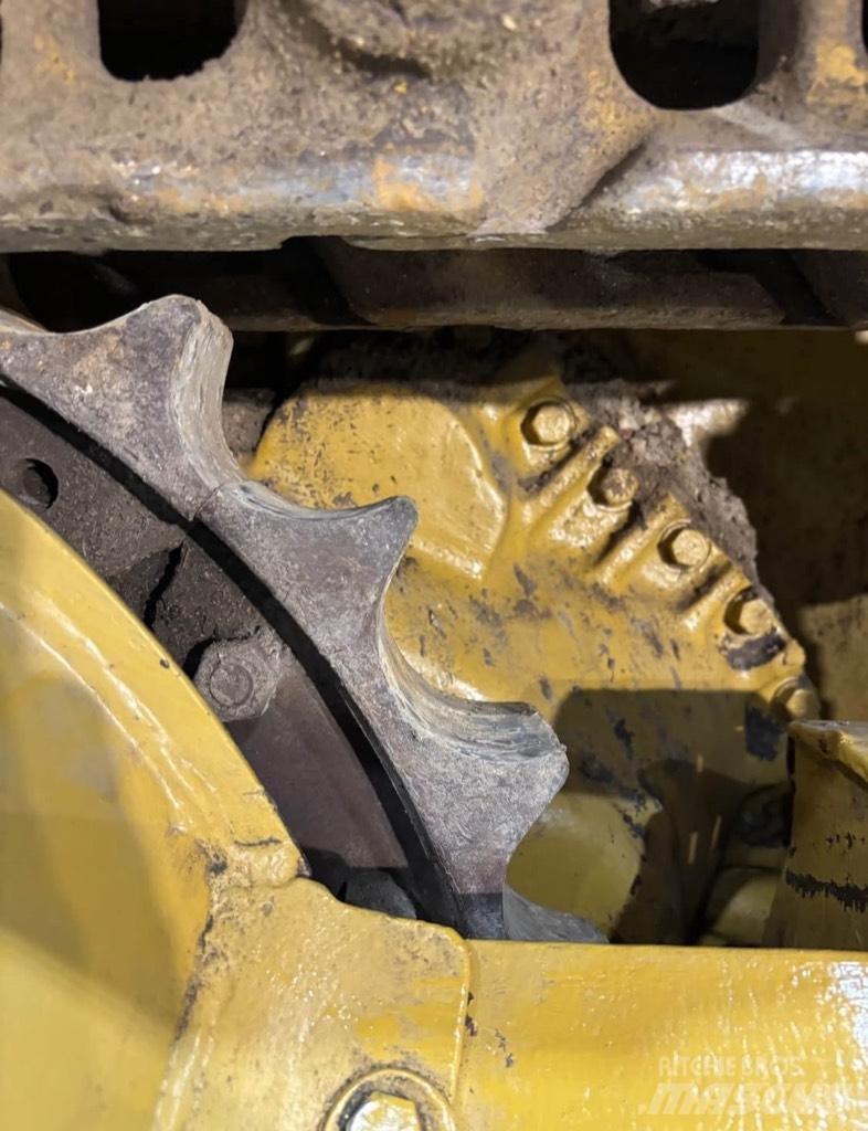 CAT D 7 G بلدوزرات مجنزرة