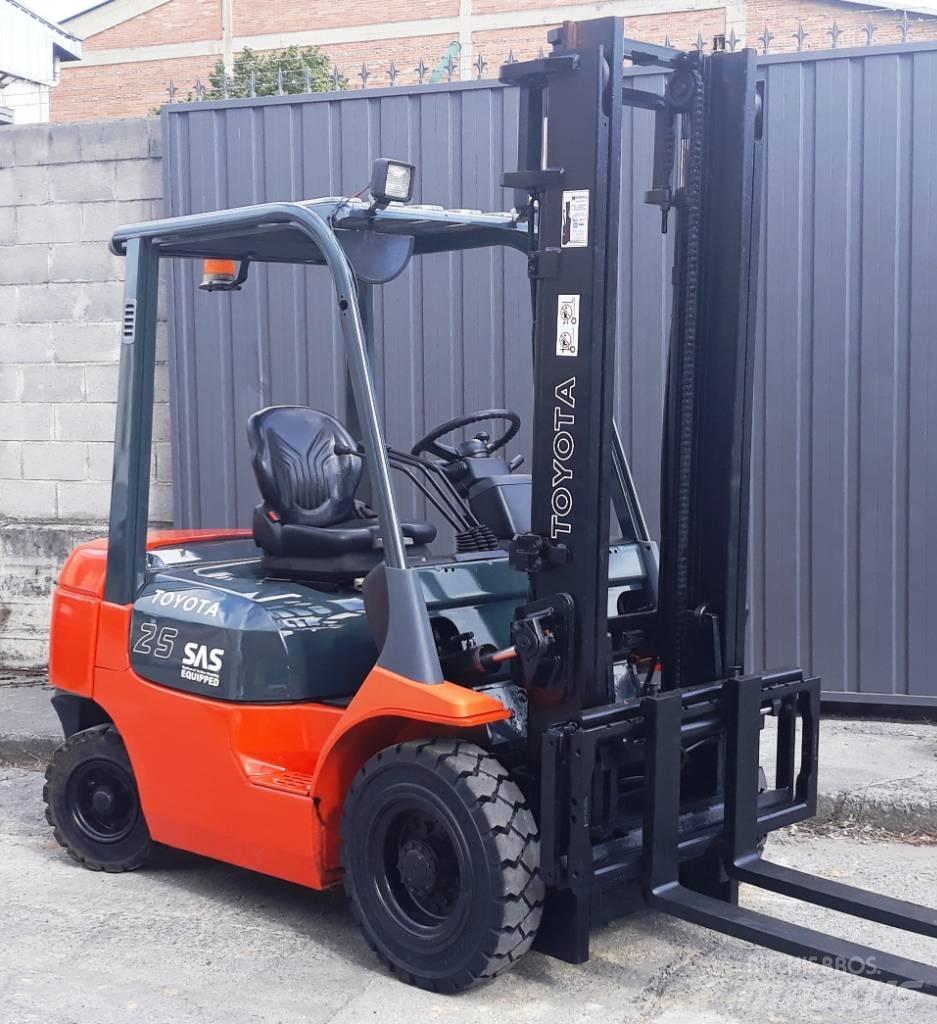 Toyota 02 7 FDF 25 شاحنات الديزل