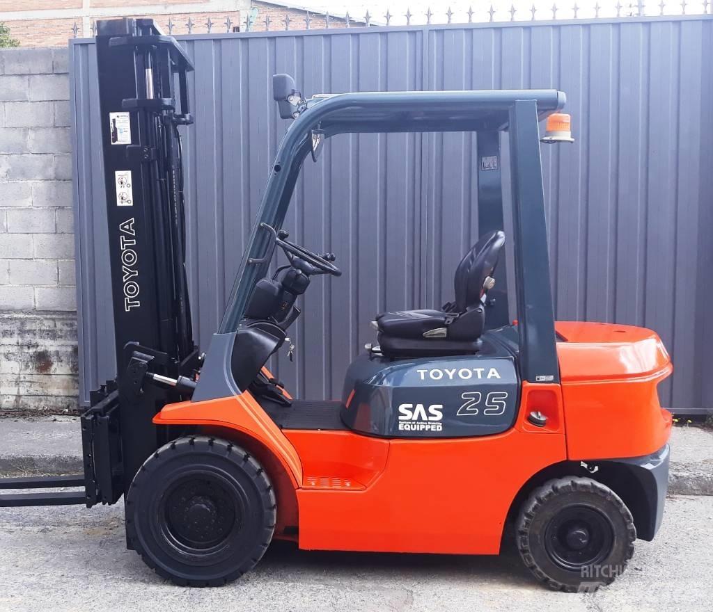 Toyota 02 7 FDF 25 شاحنات الديزل