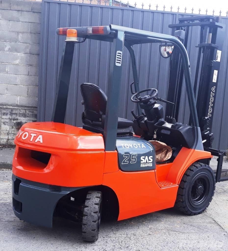 Toyota 02 7 FDF 25 شاحنات الديزل