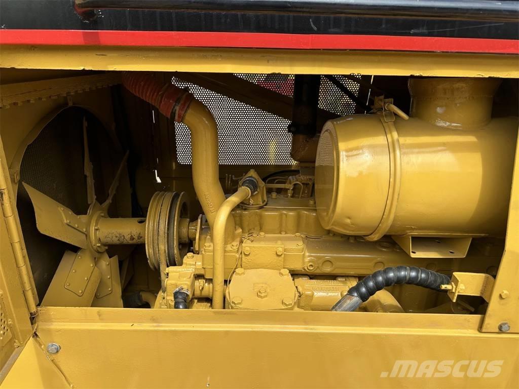 CAT D 6 G بلدوزرات مجنزرة