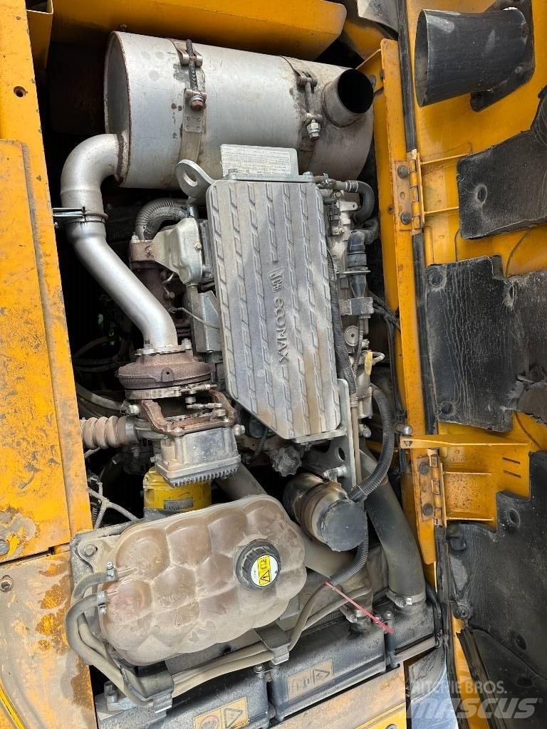 JCB JS 130 LC حفارات زحافة