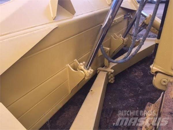 CAT D 6 R بلدوزرات مجنزرة