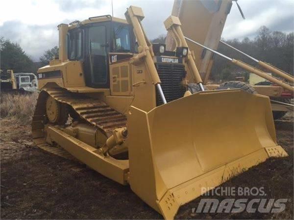 CAT D 6 R بلدوزرات مجنزرة
