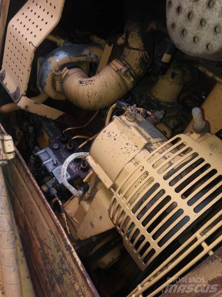 CAT D 4 H بلدوزرات مجنزرة
