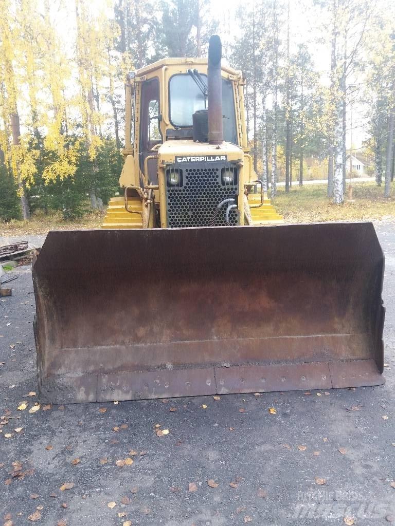 CAT D 4 H بلدوزرات مجنزرة