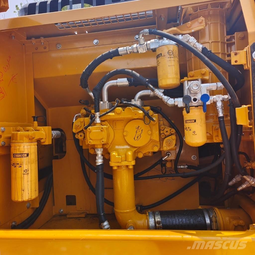 CAT 324 D L حفارات زحافة