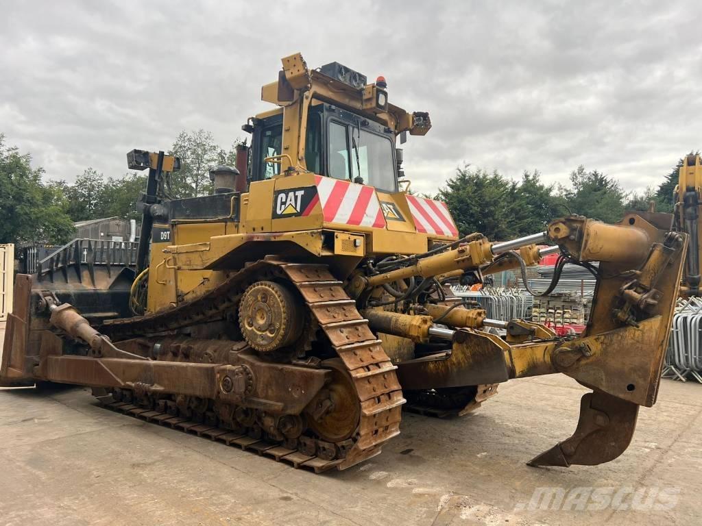 CAT D 9 T بلدوزرات مجنزرة