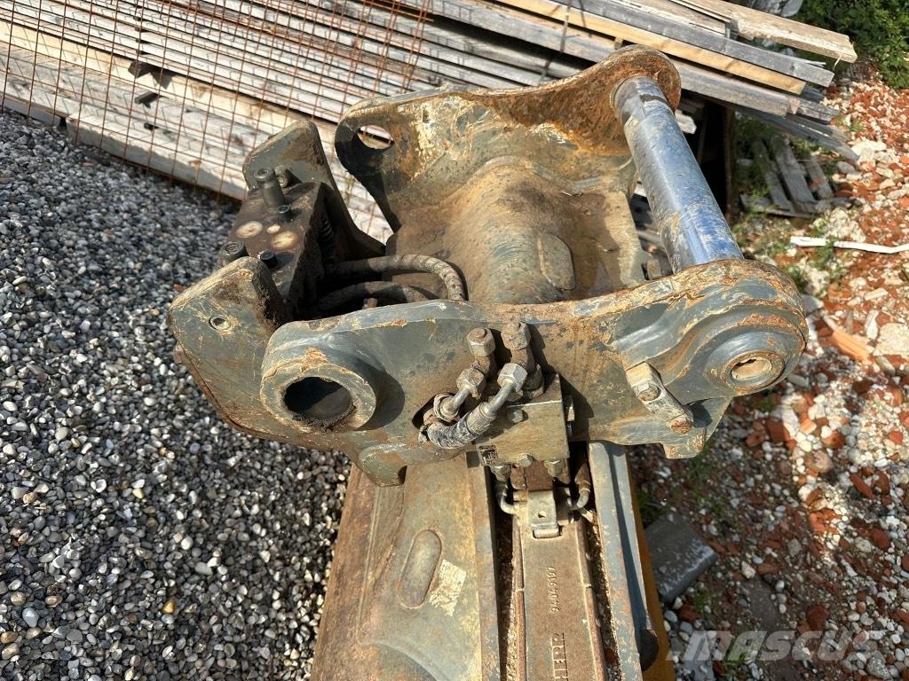 Liebherr R 922 حفارات زحافة
