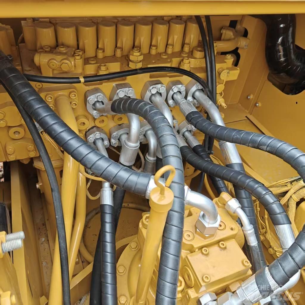 CAT 320 حفارات زحافة
