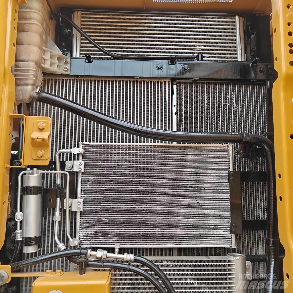 CAT 320 حفارات زحافة