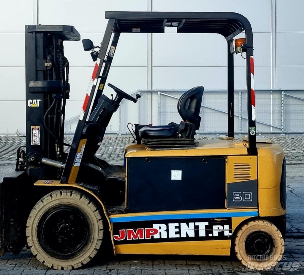CAT EP 30 K PAC شاحنات ذات رافعات شوكية تعمل بالكهرباء