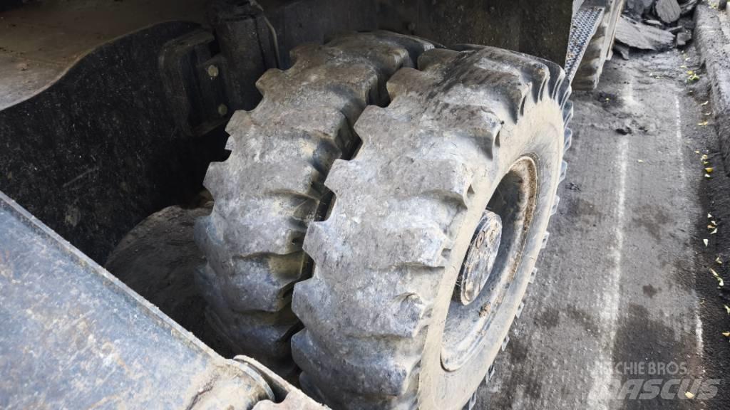 CAT 313 D حفارات بعجل