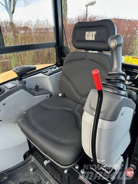 CAT 302.7 D CR حفارات زحافة