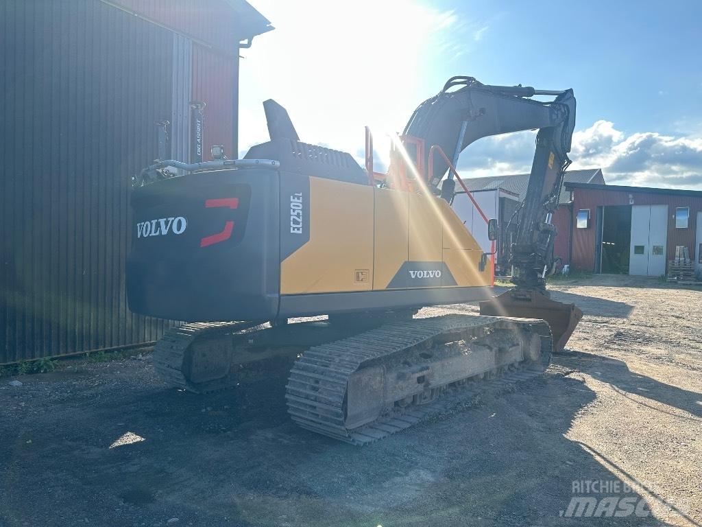 Volvo EC 250 EL حفارات زحافة