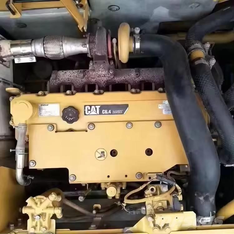 CAT 325 D حفارات زحافة