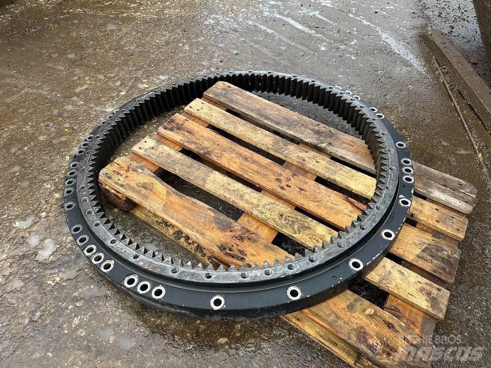 CAT 323 slew ring محور العجلة