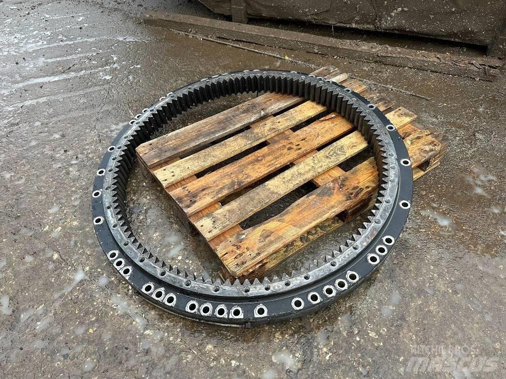 CAT 323 slew ring محور العجلة