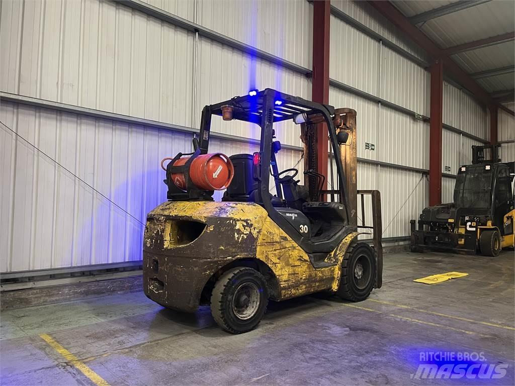 Komatsu FG30T-17 شاحنات LPG