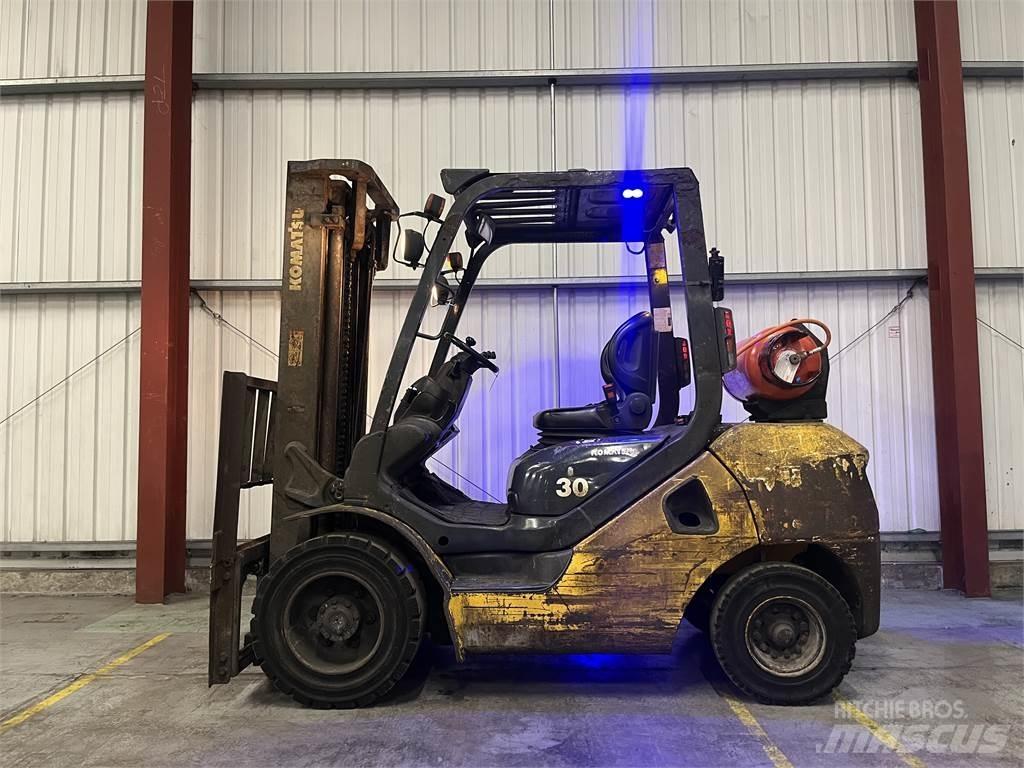Komatsu FG30T-17 شاحنات LPG