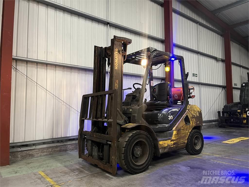 Komatsu FG30T-17 شاحنات LPG