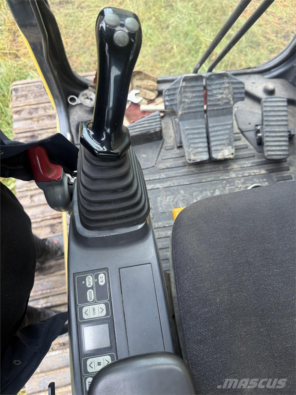 Komatsu PC180LC حفارات زحافة