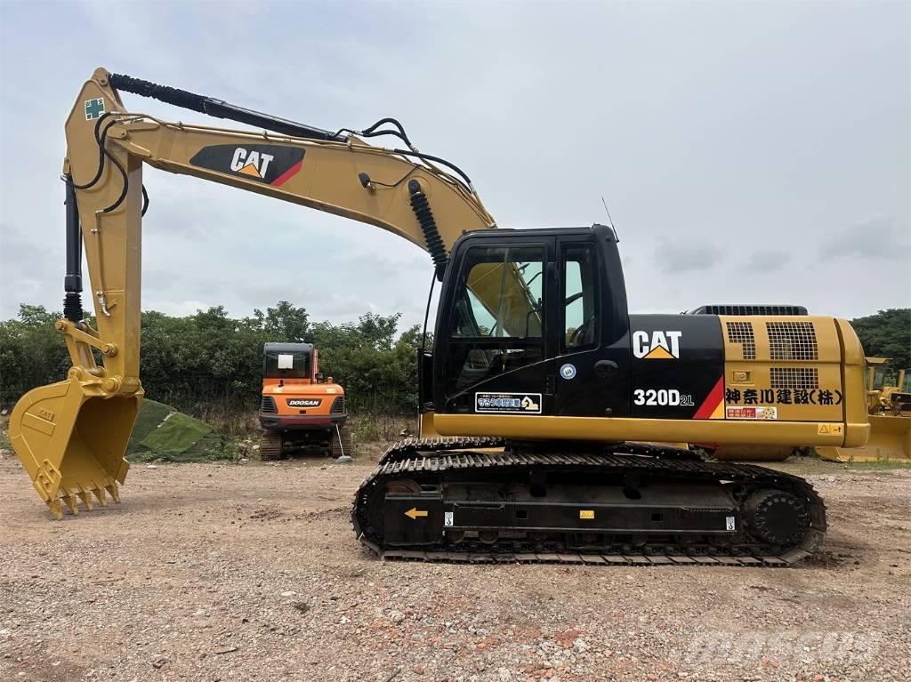 CAT 320 D L حفارات زحافة