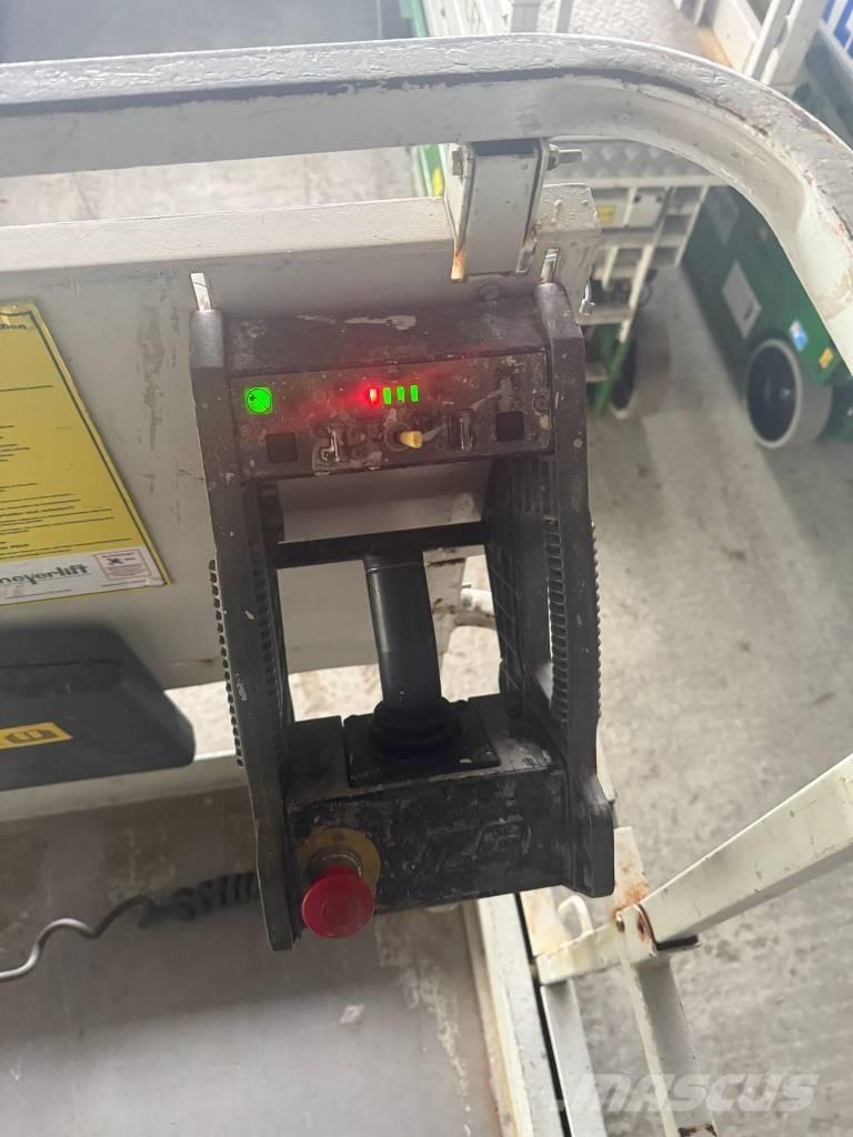 JLG 2646 ES رافعات مقصية الشكل