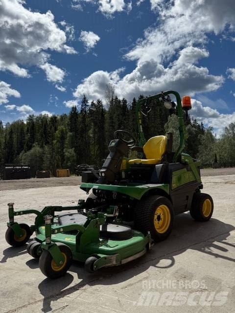 John Deere 1570 ركوب الحشائش