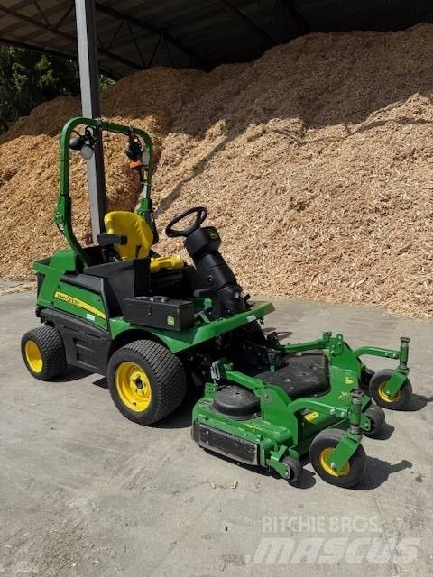 John Deere 1570 ركوب الحشائش