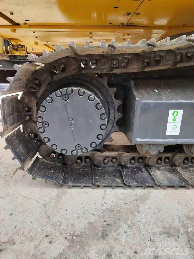 Komatsu PC 200-8 حفارات زحافة