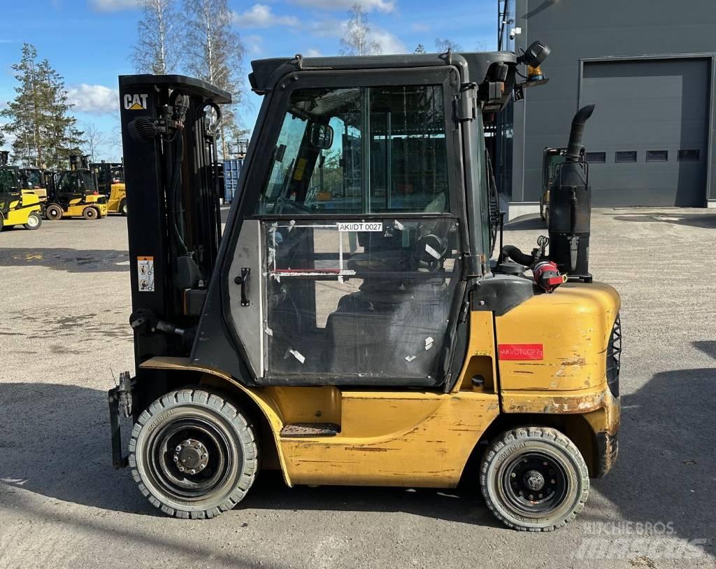 CAT DP 25 K شاحنات الديزل