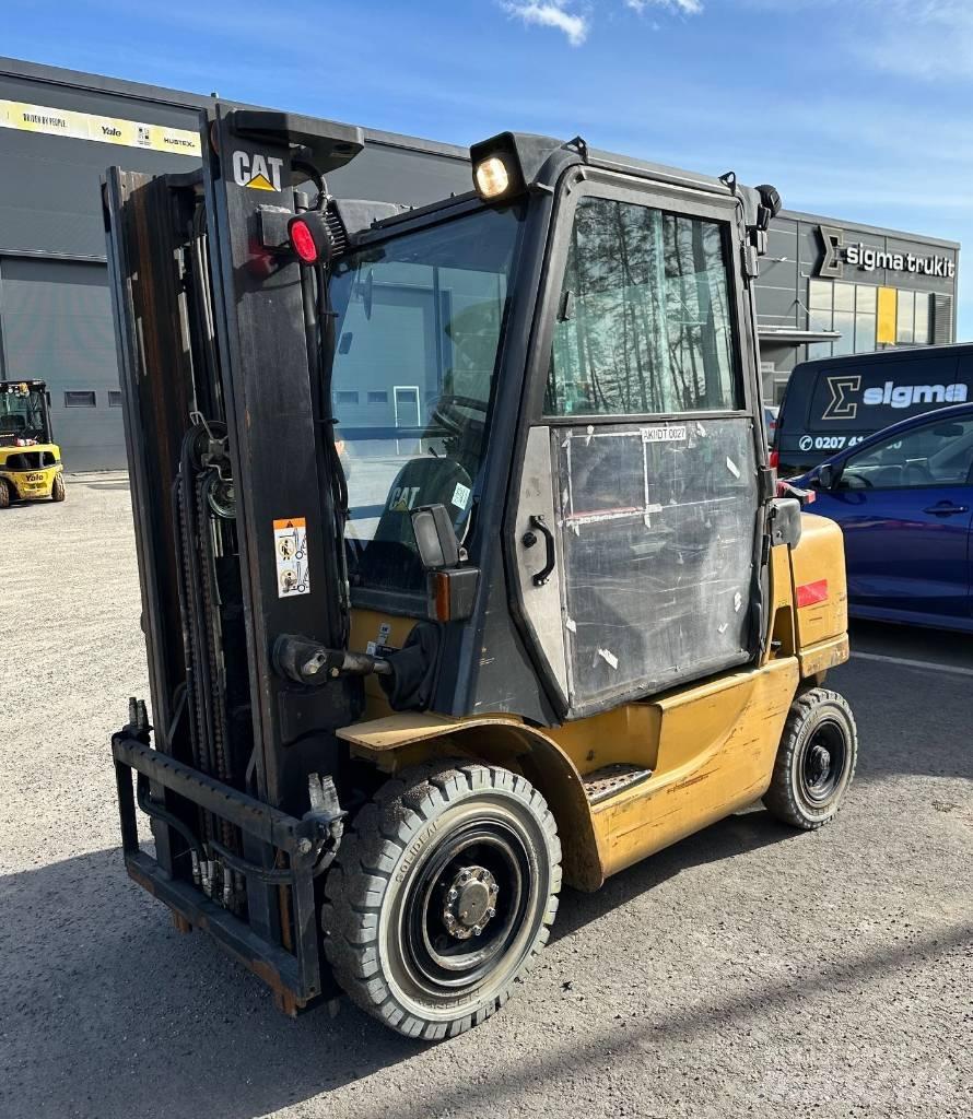 CAT DP 25 K شاحنات الديزل