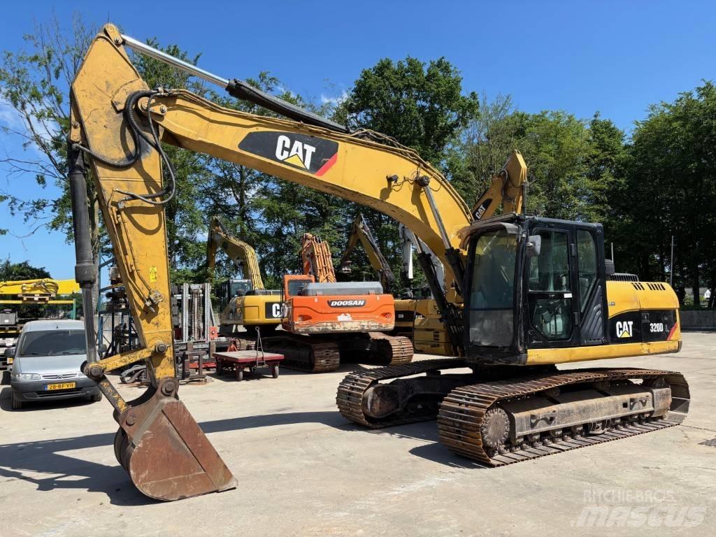 CAT 320 D L حفارات زحافة