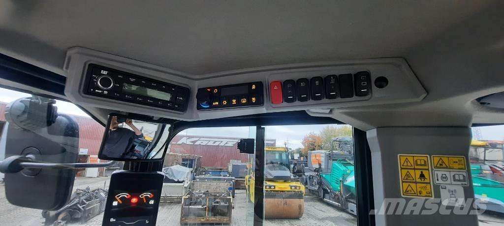 CAT 906 لوادر بعجل