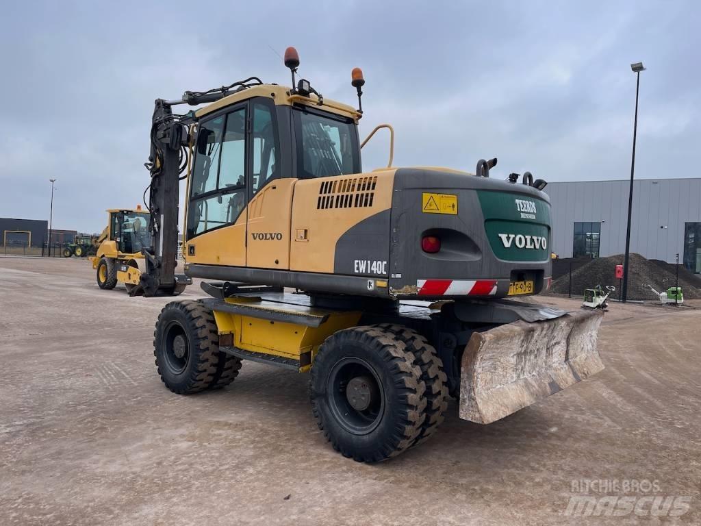 Volvo EW 140 C حفارات بعجل