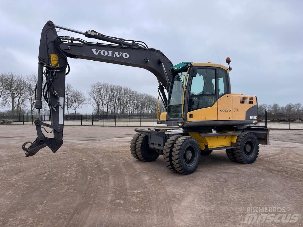 Volvo EW 140 C حفارات بعجل