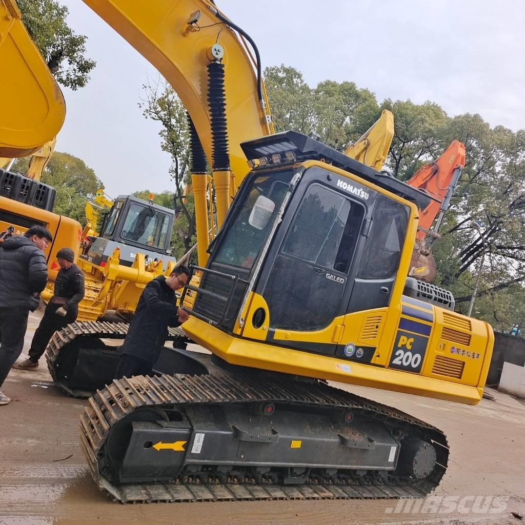 Komatsu PC 200-8N1 حفارات زحافة