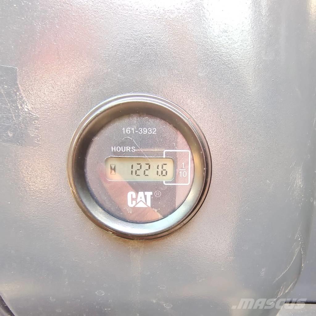 CAT 320 D 2 L حفارات زحافة